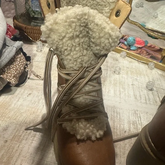 American Eagle Outfitters Tan Lace Up Boots - Picture 3 of 3